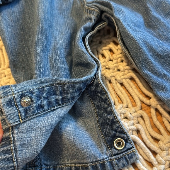 OshKosh B'gosh Blue Denim bib Overalls
Embroidered pink flowers‎ size 6/9 months - Picture 6 of 6